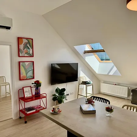 Meridian - Stylish Brand New In The Center & Free Garage Parking Apartman *